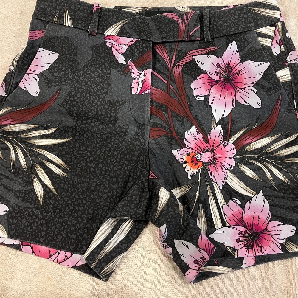Size 4 White House Black Market Floral Shorts